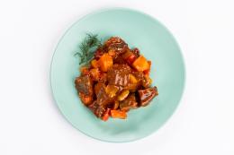 Говядина тушеная с овощами